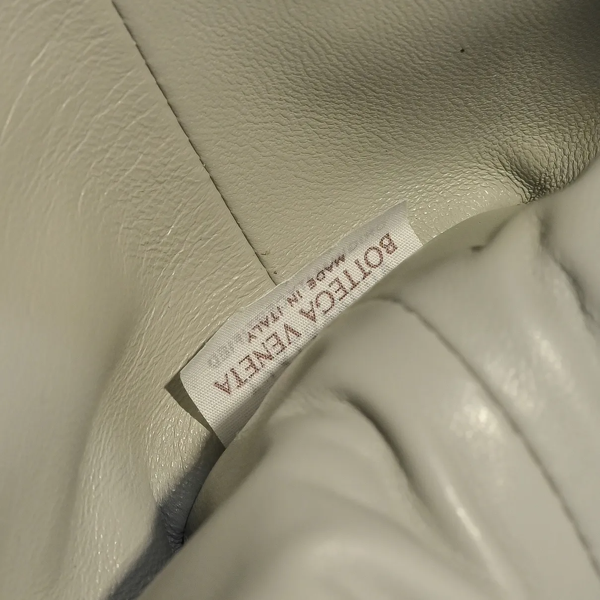 Batch 2260 Bitters Venetia 2024 summer series brings Lauren 1980 handbags back to the public eye. The design of the bag is inspired by ancient Roman architecture. It uses the brand's iconic Intrecciato lambskin woven bag body with a hard frame. No logo can be seen on the whole bag. It is equipped with a leather woven metal chain. When using it as a clutch, just put the chain directly in the bag ~ showing an elegant and timeless style. Decades later, when Lauren Hutton once again walked on the Bottega Venetia spring and summer show with this bag, the charm of the year still remains intact despite the passage of time. Size: 31.5*16.5*11 Style No.: 5807